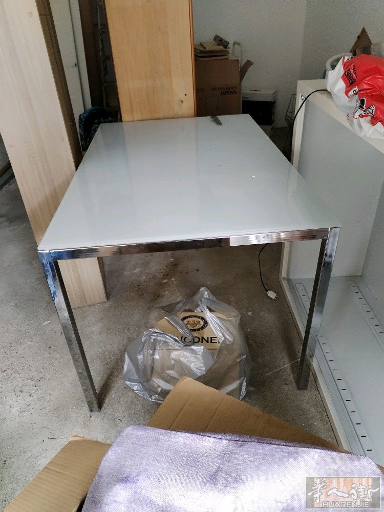 85❌136厘米不锈钢桌子原价300现150€，买过来尺寸不对，只用了几天而已！