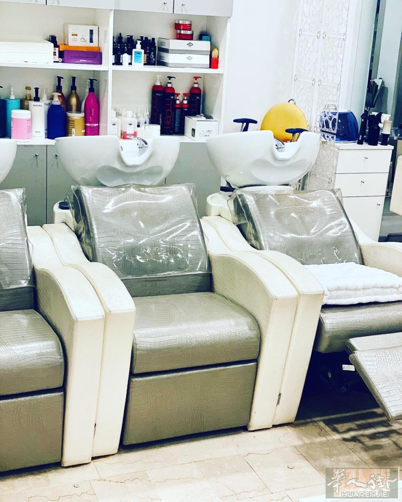 Brescia 出售理发店出售  私人电话☎️389 0491233  美发沙龙