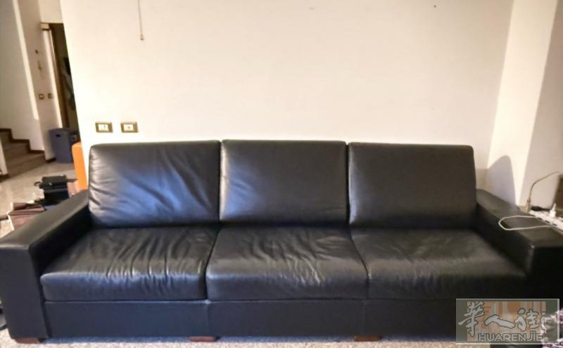 出售真皮沙发  颜色：经典黑色。 •尺寸：长300cm×厚100cm×高64cm