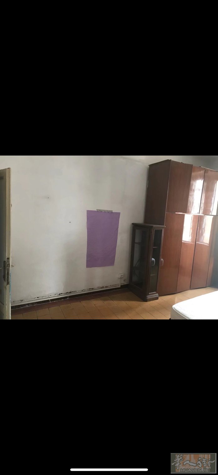 大房间lambrate绿线地铁口/小火车站位置，走路六分钟有一个大房间分租，房间