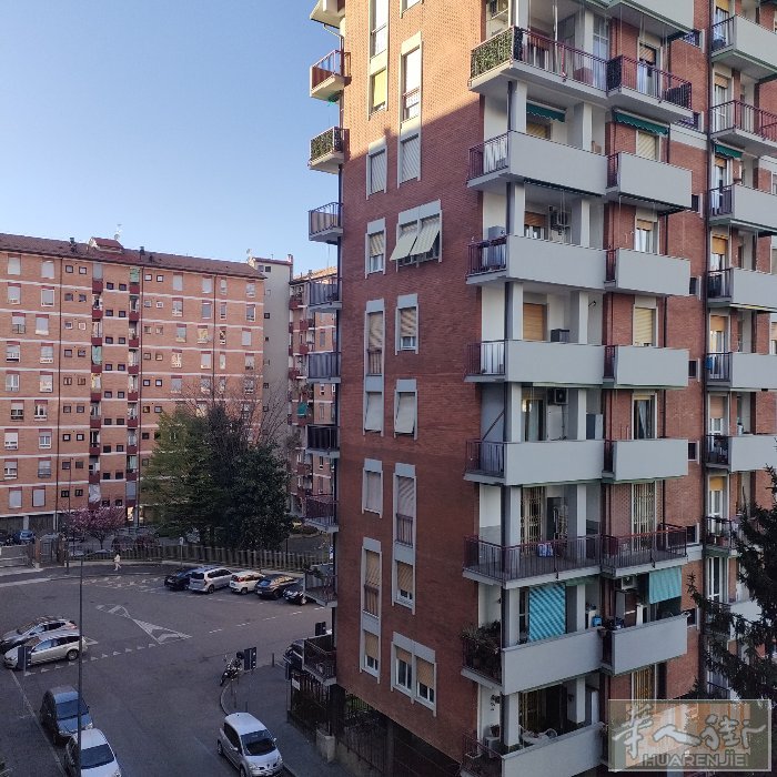 出租两房一厅一卫有厨房 电梯五楼物业全包无合同地位在. uruguay 红线地铁