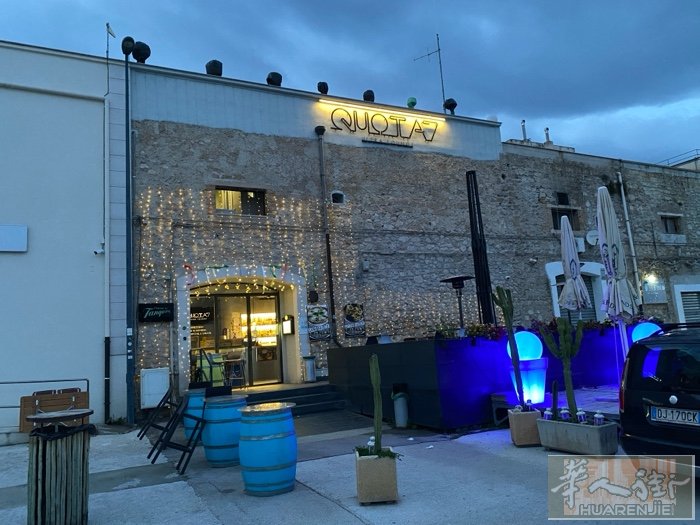 南意Manfredonia酒吧餐厅老店出售。一共三层，每层大约60平方，1-2楼