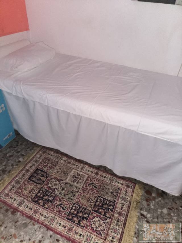有一个单人按摩床皮面很结实，自取在pisa附近。给