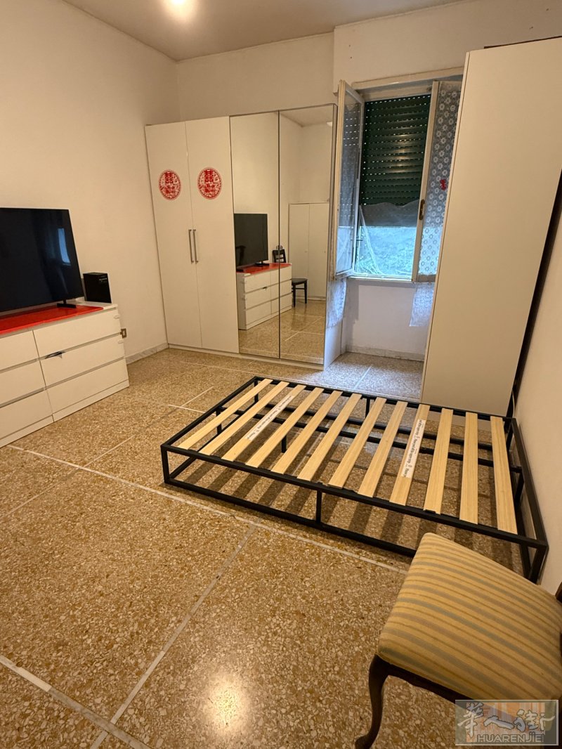 b线地铁口libia/san agnese有大房间出租 有网络 暖气 住家人少清净 有意者联系+39 331 5005857