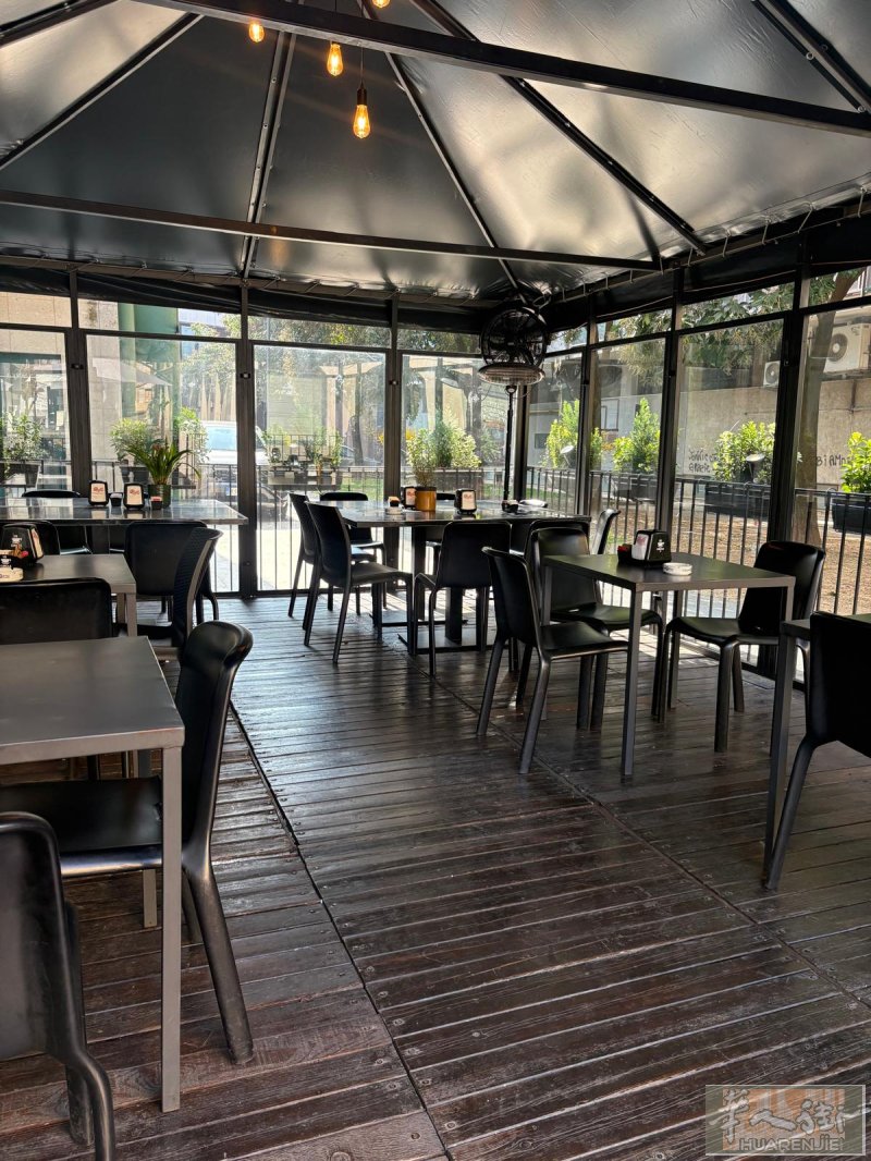 萨龙诺 (Saronno) 市中心黄金角铺转让 - 可改中餐/拉面/点心店 编号：PMD659
