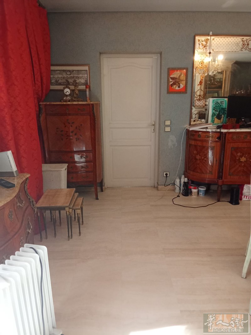 A线94级超级安全区，Saintmaur豪华独立27平大房间即日起出租，房子独立性好，有单独卫生间和浴室。近地铁RerAleparcdesaintmaur3分钟地铁，学生可以申请房补，房租800，包含charges，网费。电费另付。A线可直达Ladéfense.OperaChatelet,garedeLyon，Nation等达大站。周边环境好，安静安全，生活便利，是您能在巴黎生活居住的首选，有意请电0650157531，无人接听请留言，非诚勿扰，谢谢！