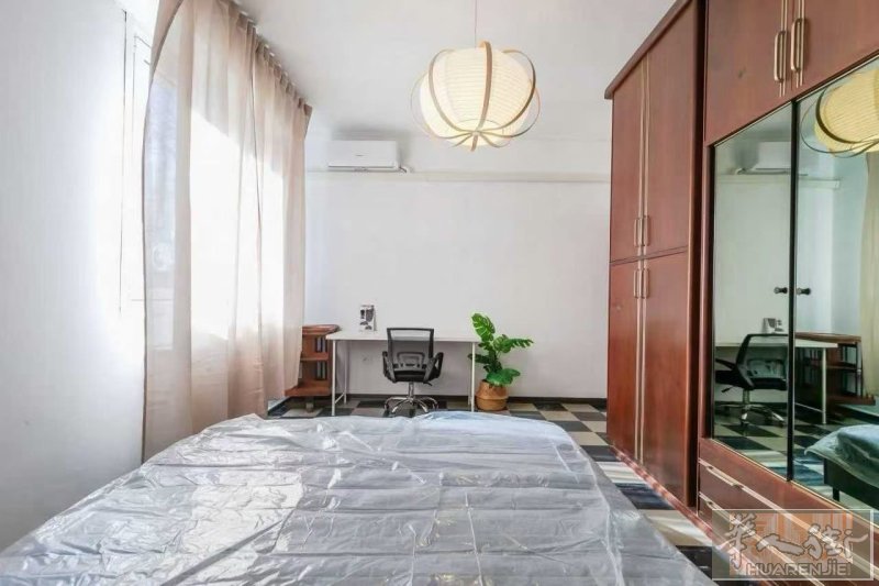 【出售】Bovisasca 新装修两室一厅 地面层适合养老，阳光极好，东 西 南