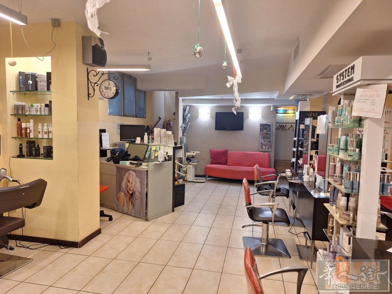 布塞罗 (Bussero) 高营收全能美发美容中心转让 - 20年老店，客源极稳 RIF PMD636