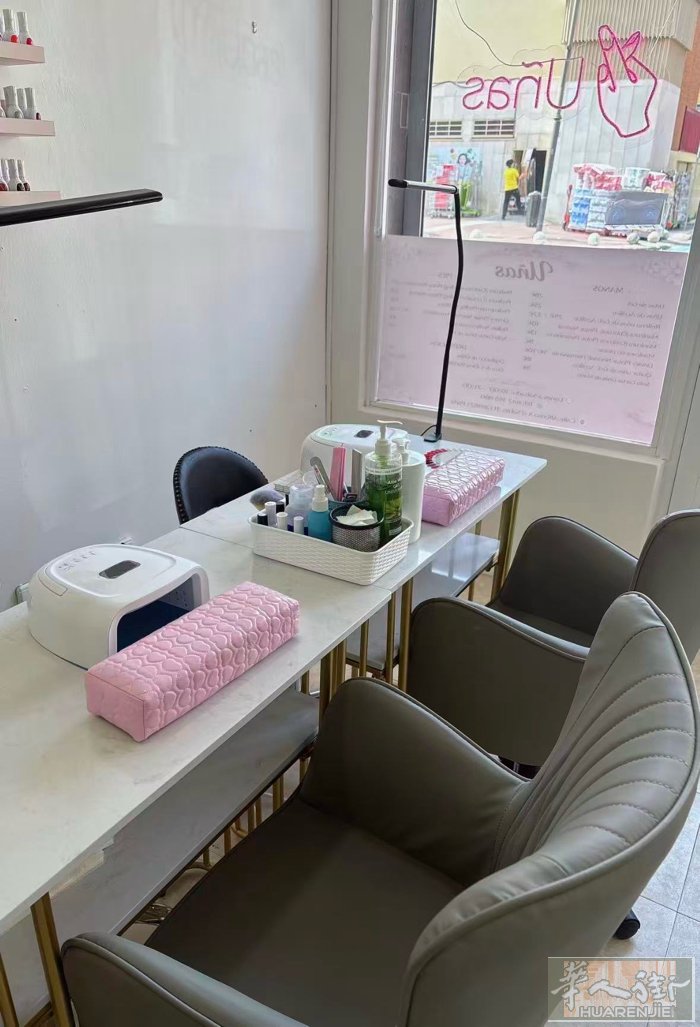 美甲店转让，位置在parla，房租530欧元，40平方平时一个人做，夏天需要两个