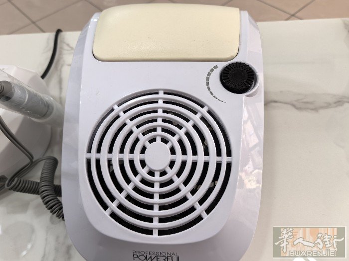 全新打磨机25€和吸尘器35€，各有5个，全带走有优惠，有需要的联系