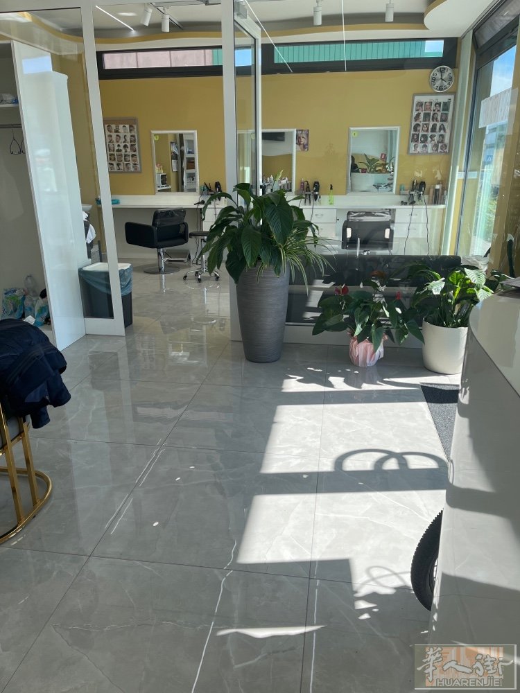 美甲十理发的大店转让，店租2600 ；店面有3层，楼上也是店口，希望自己会做的人