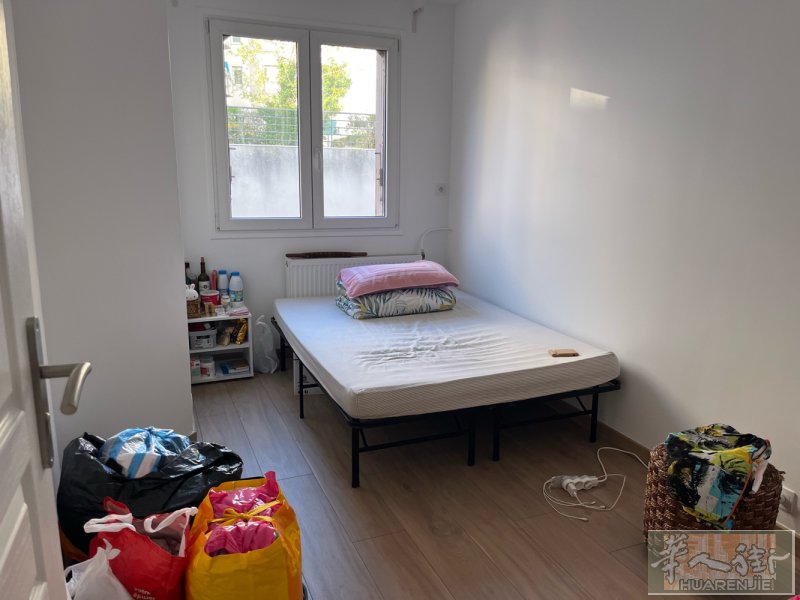 92区13号地铁黄线倒数第三站 一新装修单间出租。封闭小区。住人少  干净。设备