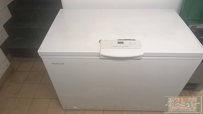 出售2个冰柜 3个电磁炉 其中1个是国内5000w功率可以炒菜用的 1个展示柜