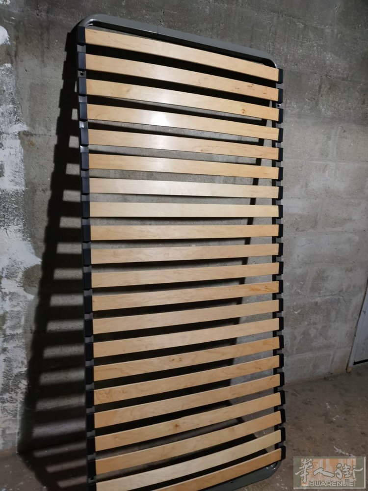 出售一个排骨架，尺寸单人床上用，90x190Cm。非常舒服，有外套