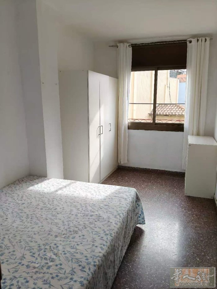 巴塞近2路地铁Sant Adria地铁口附近仓库区有阳光房出租，三楼带电梯有阳台