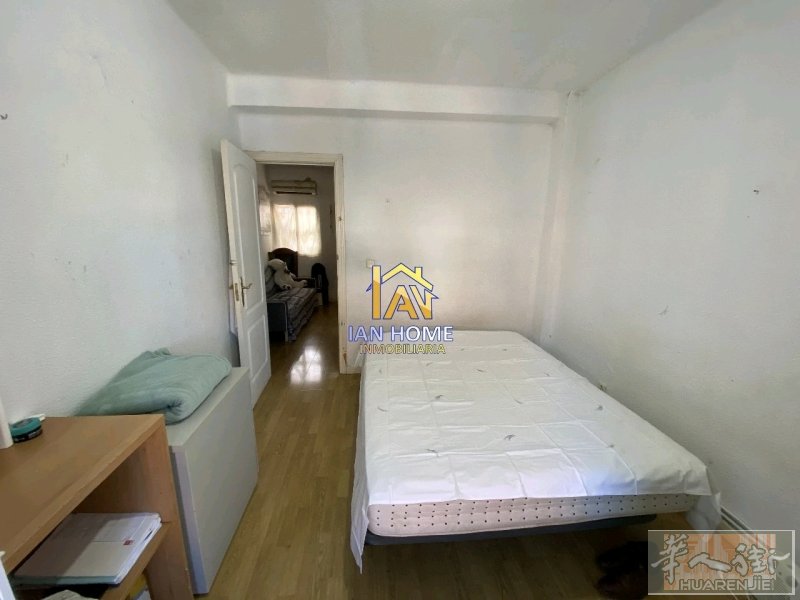 房子位于Usera华人区，中餐馆和中国货行（超市）最多的街calle Nicol