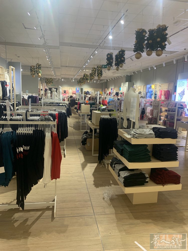 服装百货店出让1600平米，靠近罗马Cerveteri