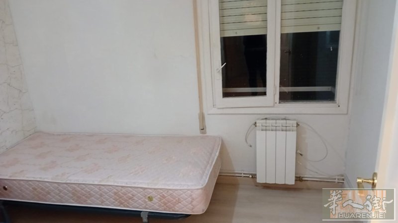 parla 出租单人间 无中介 距离火车站步行5分钟 楼下有461。471 仓库