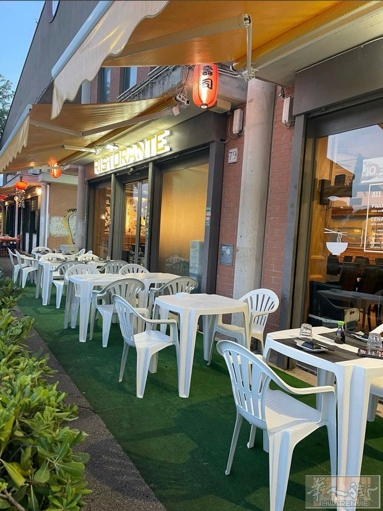 罗马边 日本餐新换的沙发 桌子 平板电脑 最新系统，因本人最近在装修另一家餐馆