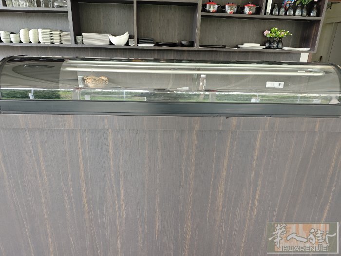 出售日本牌Hoshizaki寿司冰箱，长1，8米。餐馆自用了2个月