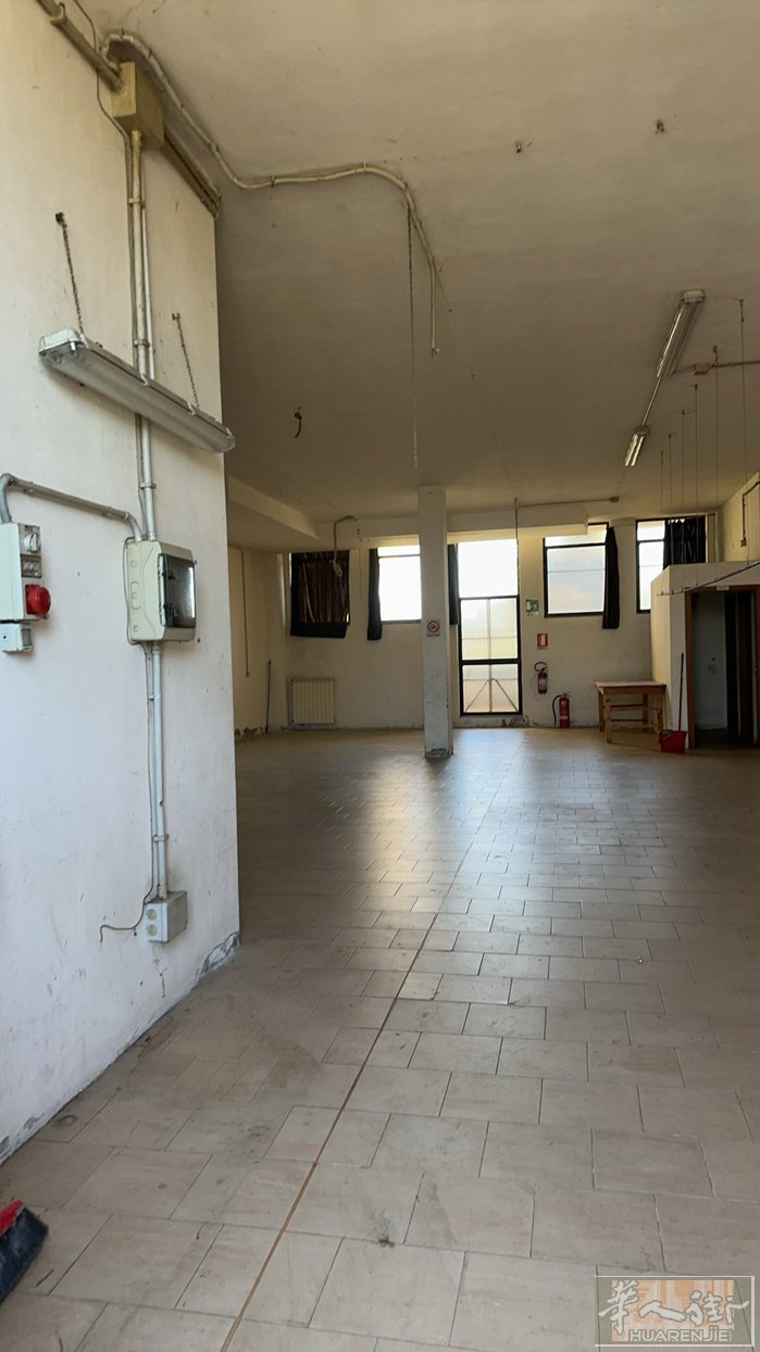 出售工厂带住家在GALLIATE在Novara高速公路出口，楼上住家四房两卫一厅