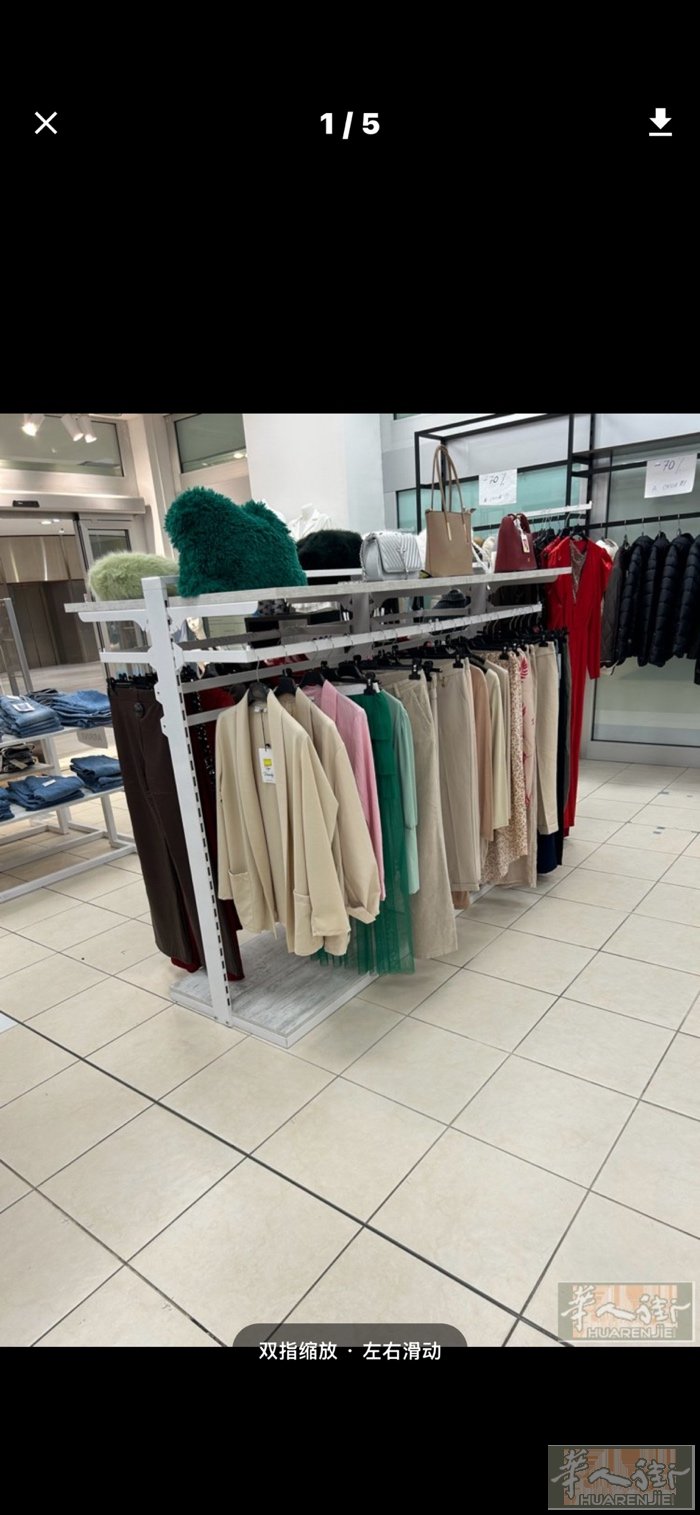 里米尼边上，百货店的衣服货架出售，价格超实惠，几乎是白送！