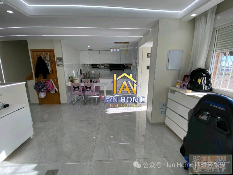 别墅位于马德里南部Rivas新城，建筑时间为2005年，土地面积335平米，建筑