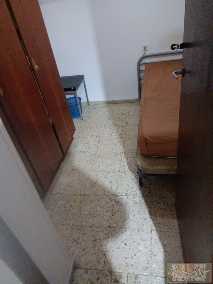 三路Almendrales 地铁站附近有大房间出租。有需要的朋友来电看房。谢谢
