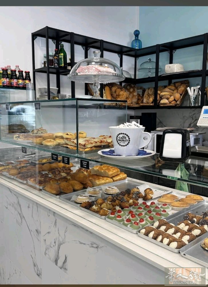 米兰边sesto san Giovanni 市中心 老外转让纯酒吧 可扩大旁边的