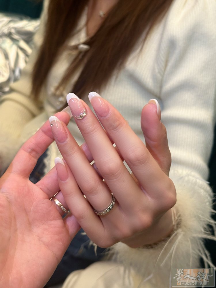 都灵美甲店急招： 美甲师父 / 美甲中工 手艺好，居留合法，长期稳定 工资高，提