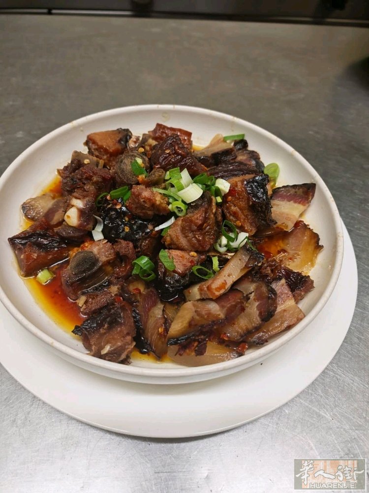 想找一个做正宗湘菜的餐馆做大厨，本人25年国内湘菜经验，有需要的老板联系我