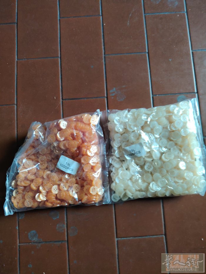 出售各种颜色黑白衬衫纽扣