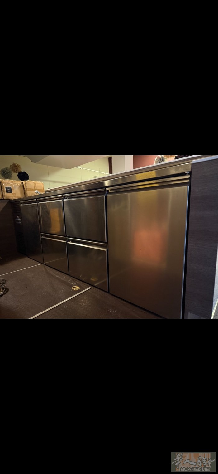 出售吧台冰箱，270x65仅使用一年，近乎全新。价格 2800€  全体吧台 价