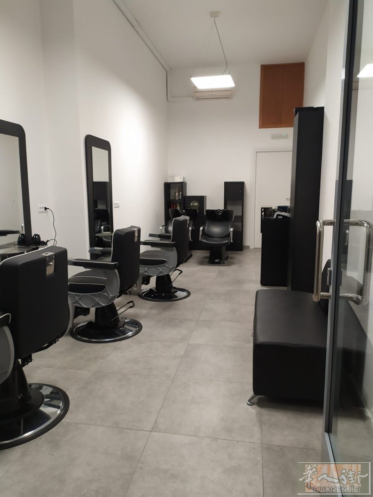 理发店转让 在rho市中心有家老外理发店转让，全新装修，两个洗头床，三个位置，租