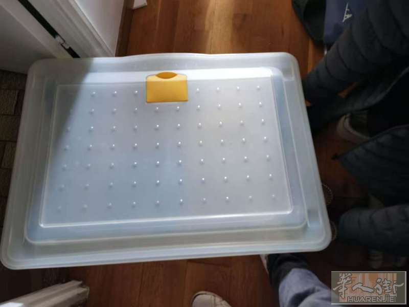 两个全新质量特别好的厚塑料放衣服或者玩具的扁平大收纳盒，底下带四个轮子可以推长在