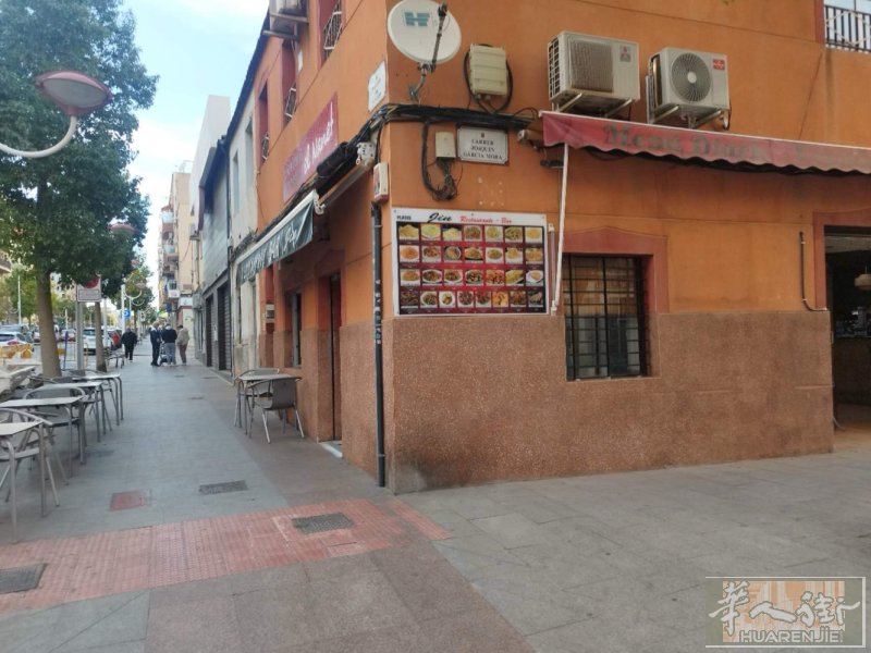 alicante郊区主大街转角90平酒吧转让。terraza7张厨房有做餐因家里