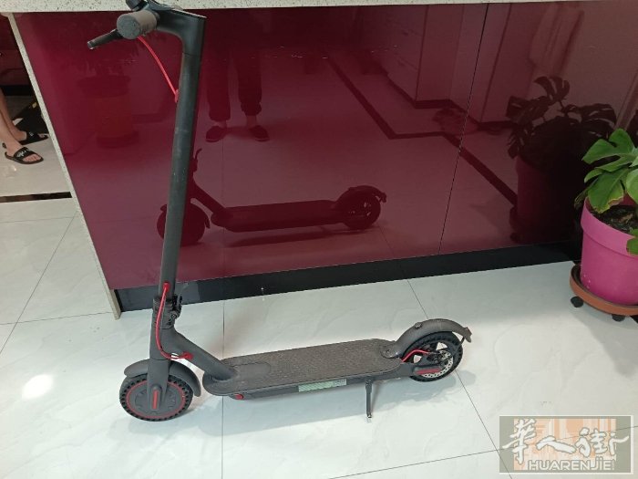 出小米电动滑板车，9成新。电话0643427067
