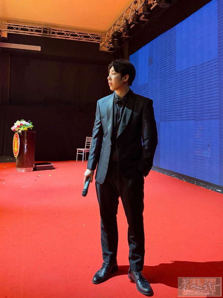 本人男，25岁，本科毕业于沈阳音乐学院，研究生就读于Como音乐学院，想求职声乐