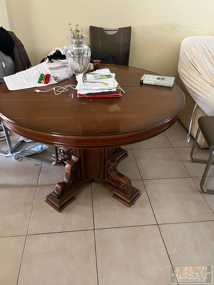 圆桌一张，可拉开加长，100欧拿走