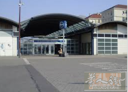 正在开盘新楼盘， RER A 线走路7 分钟， 房型选择多。