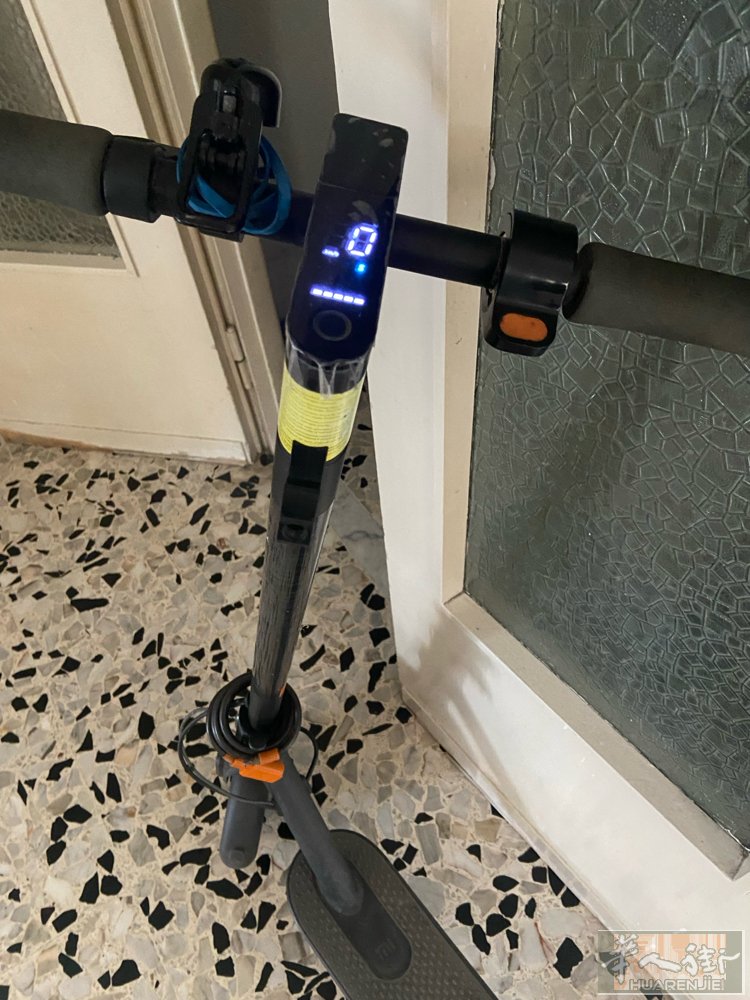 roma市区华人区转让小米牌子滑板车🛴质量很好的、价格150欧有需要的联系电话