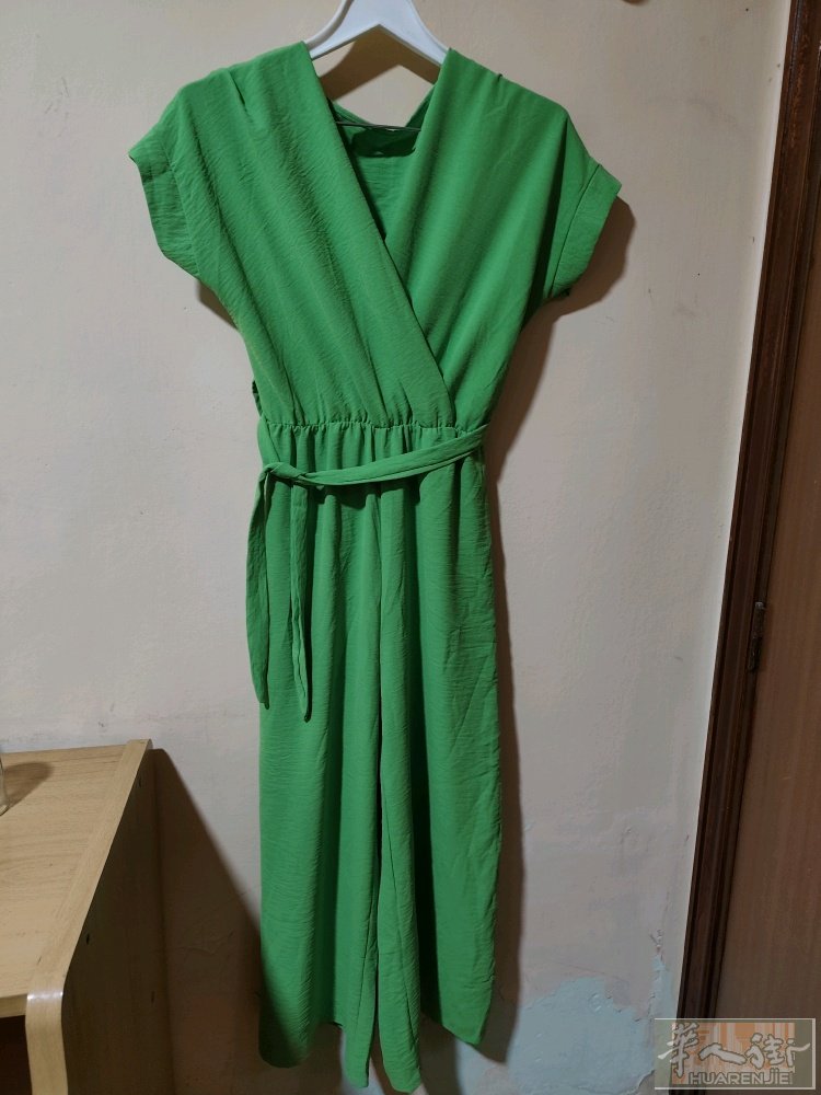 🔴马德里二手闲置衣服🔴    基本全新，2€一件，可试穿，可送到地铁站附近，