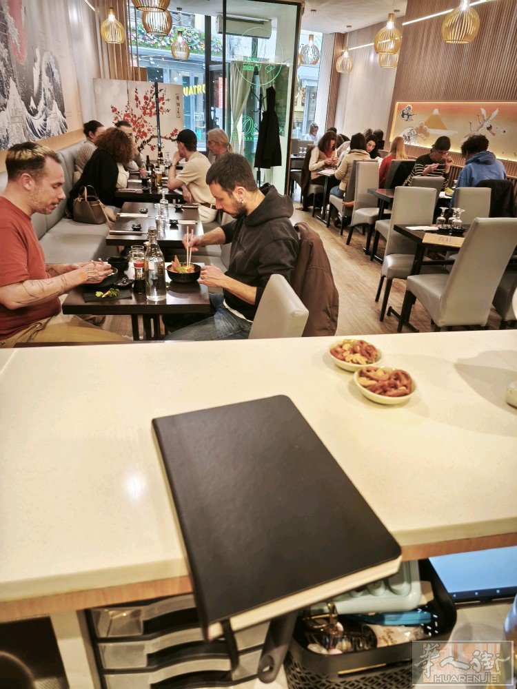57省Metz市中心步行街日餐全新装修出售，位置非常好靠近metz大教堂走路3分