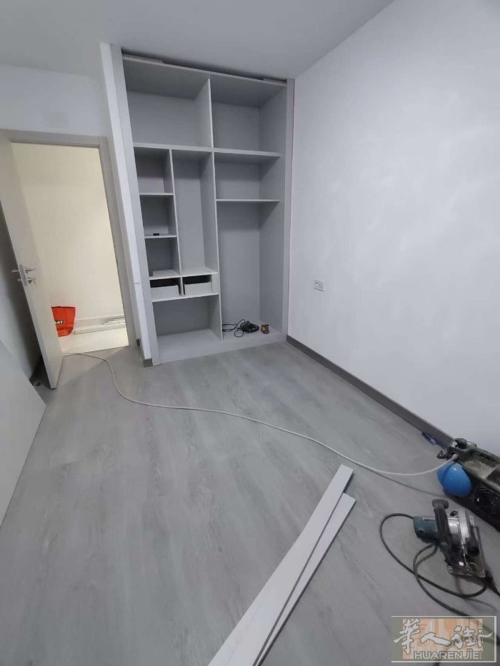MARCELO USERA 大街大房间出租 ，双人床，交通方便 ，房租500欧，
