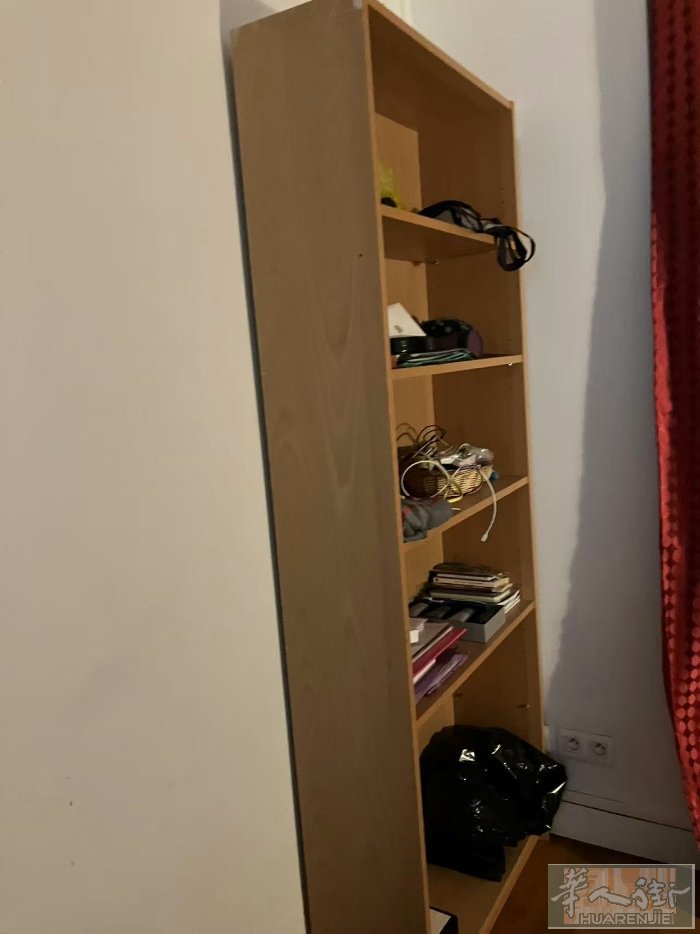 巴黎二手书架10欧，5张宜家凳子10欧，茶几3欧，全新开水壶15欧。全部打包带着