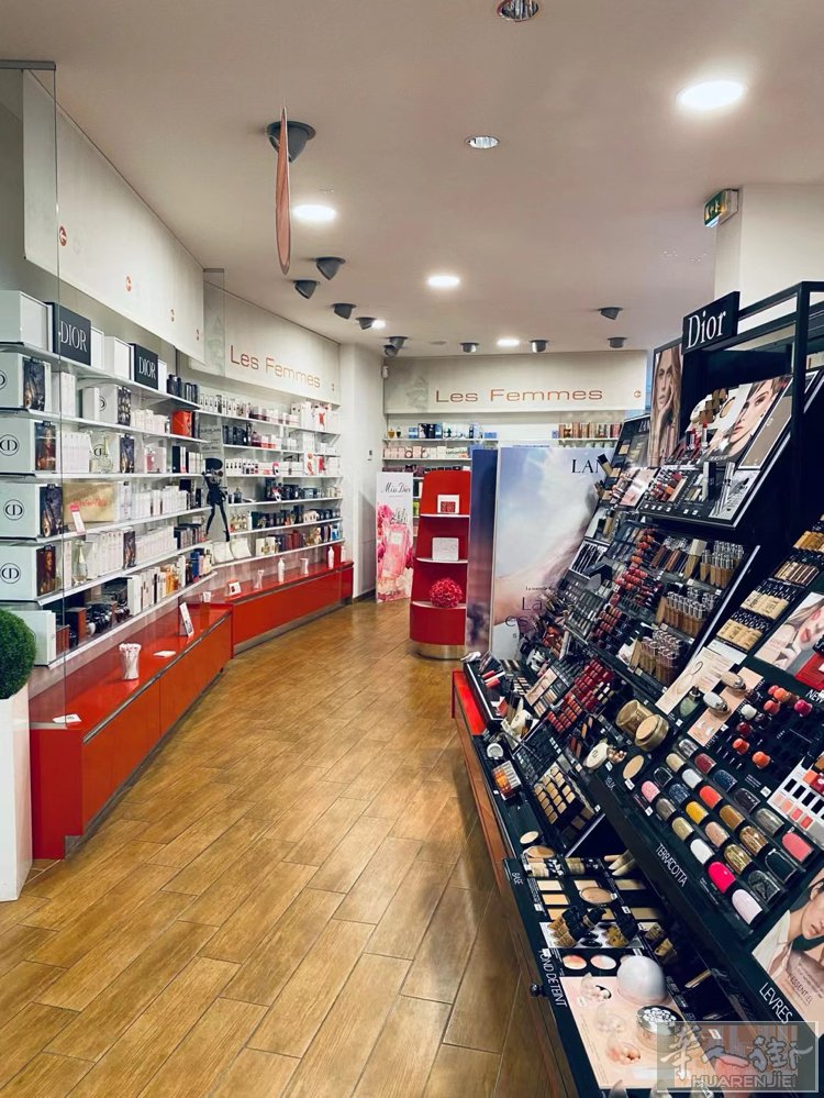 品牌化妆品店+美容室转让，位于巴黎富人区，品牌授权齐全，客源稳定，缺人手，寻有缘