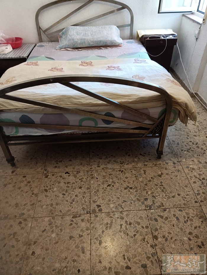 三路Almendrales 地铁口有两个房间出租。人少安静。卫生整洁。阳光房。交