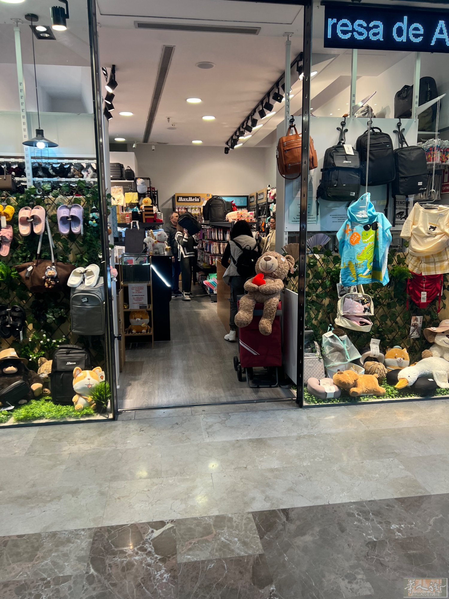 马德里精品店低价转让精品店转让！接手即赚！因个人精力有限，经营中精品店低价转让！新店货品齐全，装修精致，无需二次投入位置优越，客源稳定，接手直接营业货柜、设备、货源全打包，省心省力诚心转让，价格好谈，非诚勿扰！电话：665602017微信：272357653
