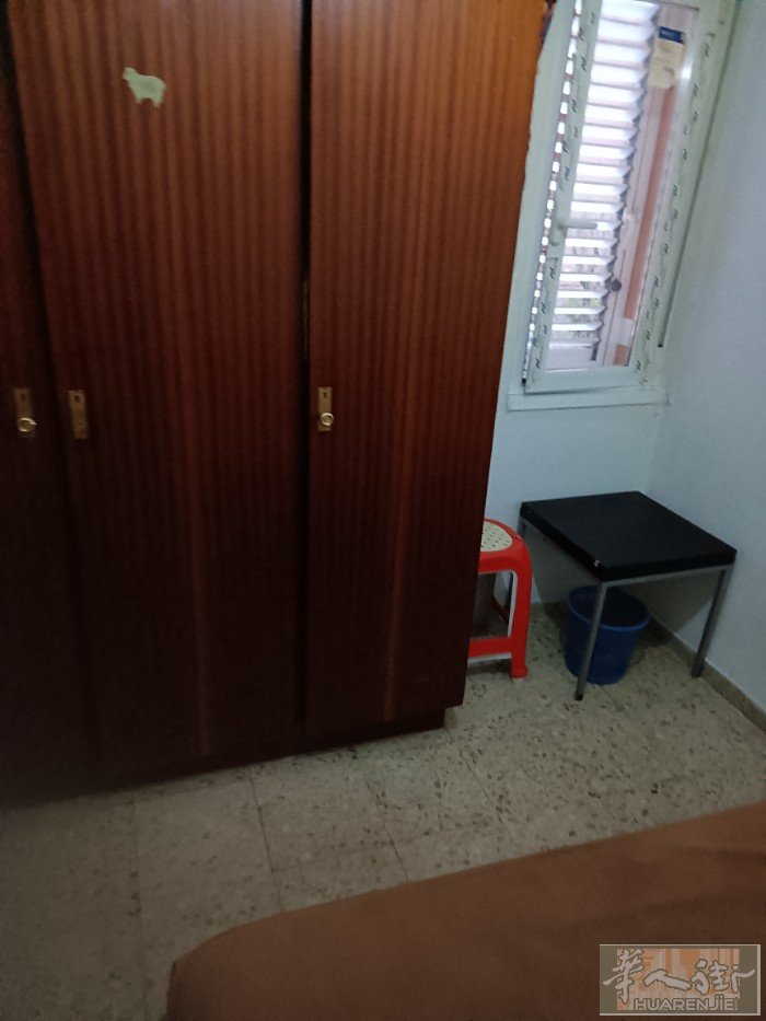 Almendrales 地铁口一分钟有两个大床单人房出租。人少安静。卫生整洁。有
