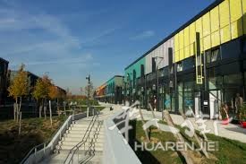 招理货员和一名管理电脑  93 服装店PARIS FASHION MART PRES DE ROISSY CDG